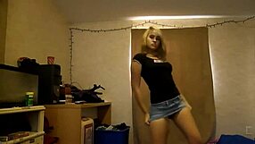 Hej, poglej to amatersko 18+ z lepo ritjo! 😍