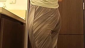 أستاذتي الإنجليزية تم القبض عليها وهي تبول في حمام الجامعة على كاميرا مخفية، أووه!