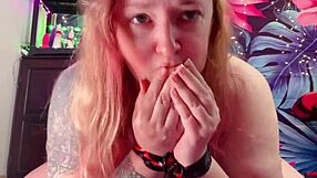 Sidottu ja puhallettu villiin kinkyyn leikkiin leluilla