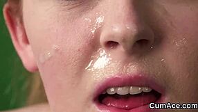Kan du tro det? Denne flirty centerfold sluger al den sæd på sit ansigt!