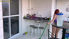 Contratei empregada safada com shorts provocando nessa bunda grande