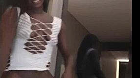 duas negras gostosas comemorando ano novo dançando e mostrando a bucetinha greluda delas