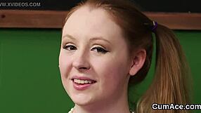 Kan du tro det? Denne flirty centerfold sluger al den sæd på sit ansigt!
