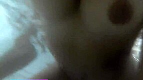 La empiné en el jacuzzi para metérsela toda.