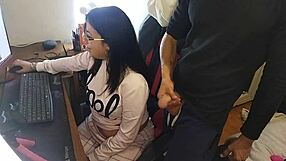 se la chupo al rey de mi sala con usuarios mirando