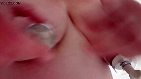 Amatér používá sací pohárky na bradavky na prsa