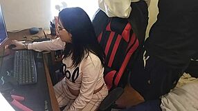 se la chupo al rey de mi sala con usuarios mirando