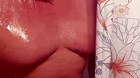 משחק עם הזין הגדול שלי מתחת למים במקלחת