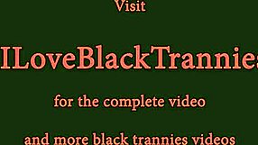 Μαύρη τρανς γκόμενα με κάλτσες μαλακίζει σκληρό πούτσο με έντονο πάθος στην κάμερα