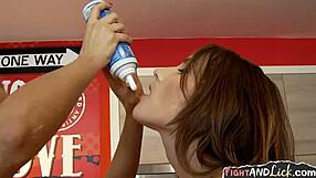 Горещи лезбийки се сблъскват в кремообразна гореща борба