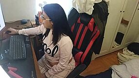 se la chupo al rey de mi sala con usuarios mirando