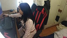 se la chupo al rey de mi sala con usuarios mirando