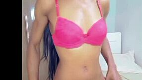 i'm watching this magrinha sensualizing with her hands all over, it's so hottt