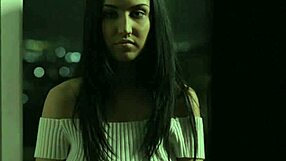 Stara milf in punca z naravnimi joškami v erotični lezbični akciji