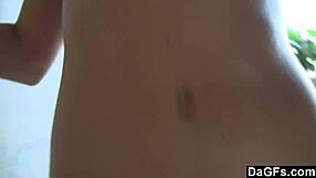 Υπέροχη νεαρή 18+ παίζει τα γεμάτα βυζιά της στον καθρέφτη