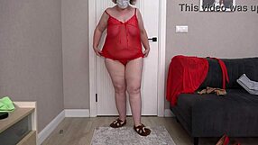 곡선미 주부가 새 옷과 팬티로 섹시 MILF 변신