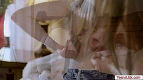 İki azgın lezbiyen strap-on ile amlarını sertçe siliyor