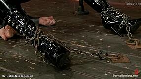 Милф с огромни цици вързана в latex. Закачена и вързана за груб лезбийски секс.