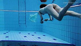 Jeune maigre 18+ Anna Netrebko se baigne sous l'eau