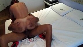 secretaria jovem visita o quarto de trabalho