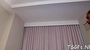 Trans in garage fa pompino e si fa spingere il culo