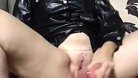 Huge toy makes her cum and squirt! 😍