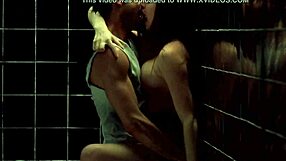 Ana De Armas çıplak seks partisinde meme emme duş sahnesi