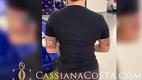 Trío travesti con tetona tatuada y polla negra gigante