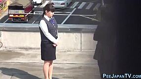 日本のレディが職場で公衆の面前で尿を垂らして俺の心を激しくドキドキさせる