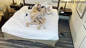 جميلة صغيرة تُمارس الجنس وتُحشى بقوة