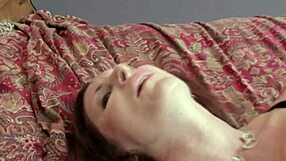 Δεν σταματάω να κοιτάω αυτή την milf να γαμάει τον εαυτό της