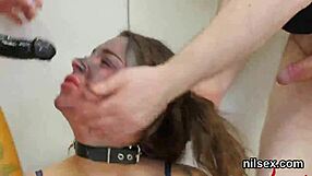 Niegrzeczna ślicznotka znosi bolesną terapię analną w azylu