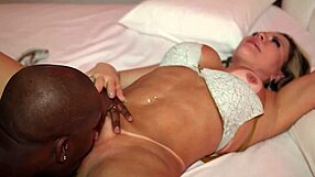 Cléo Cadillacs trange rumpe sliter med nabos monster kuk!