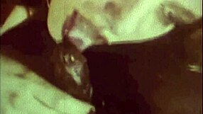 Retro tabú vintage con trío interracial peludo en escenario antiguo