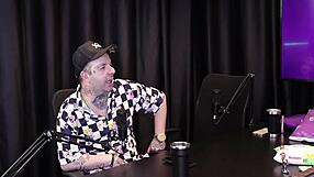 A mulher beijou ele irritou outro homem ficou furioso cara gozou porta carro freddy rei dogging toda hora sem parar sheer red