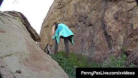 يا بيني باكس، كيف يعاملك ذاك الزب السمين، هه؟