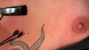 สาวขาวตัวเล็กโดนตบหน้าอกแรงและขอบคุณเขา!