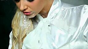 Blondýnka kráska vstupuje do gloryhole, dostává promočenou v solo bukkake s lepkavými facials