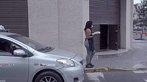 Tremenda morena deepthroats pervert buyer