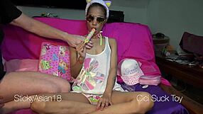 Stickyasian18 Angel 18 dan Cici Ngisep Mainan, Petite 18+ Asia Jari dan Ngewe untuk Uang