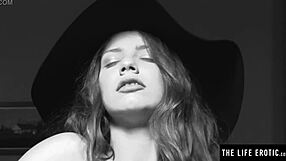 Azgın Esmer Havuz Masasında Vahşi Orgazma Ulaşıyor