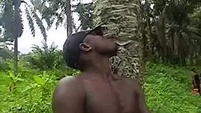 उसने मुझे और मेरी पापी को गांव से वापस झाड़ी ट्रैक पर पकड़ा, अधूरी इमारत में ले गया और अफ्रीकी गिफ्ट के रूप में चोदा