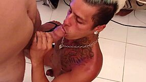 Maskirani starejši gej moški