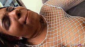 大屁股黑人继母诱惑朋友大鸡巴操