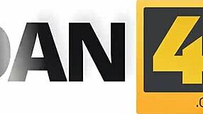 Клерк експлоатира отчаянието на милф и я чука силно в тесния задник.