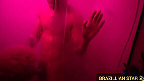 gostosa bathing alone