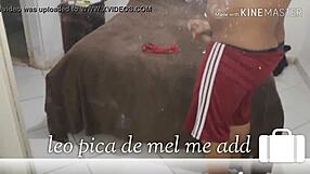 Pequei calcinha da instrutora e me masturbei