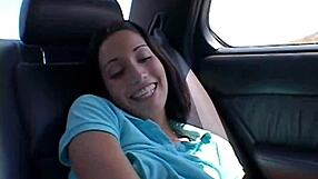 ฉันไม่เชื่อว่าโคลอี 18 กำลังแฟลชหน้าอกธรรมชาติและหยอดนิ้วตัวเองในรถ