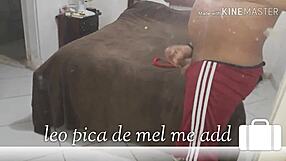 Pequei calcinha da instrutora e me masturbei