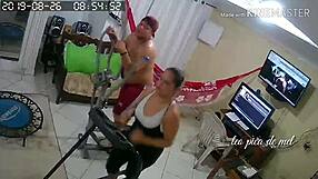 Pequei calcinha da instrutora e me masturbei